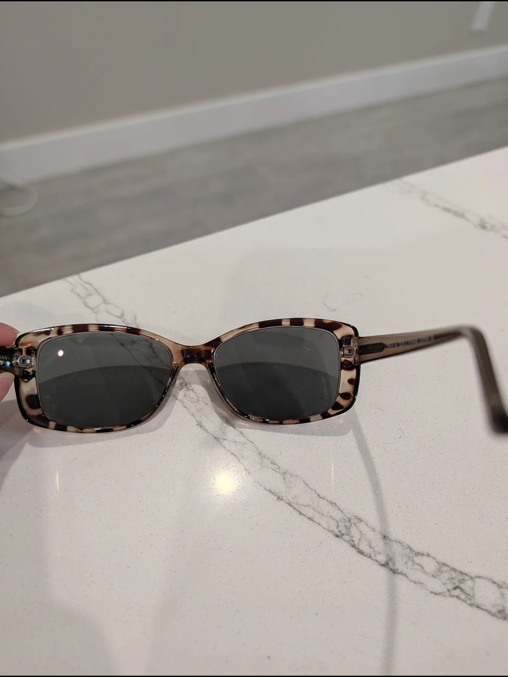 GUESS Womens Sunglasses Brown Tortoise Rectangle Smoke Lens Designer- Frames